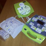 Dit is wat Holm defibrillator uit. A semi-outomatiese variant self ontleed en bepaal of dit is gestamp of as dit sal voortgaan om hartmassering en asem te doen. 