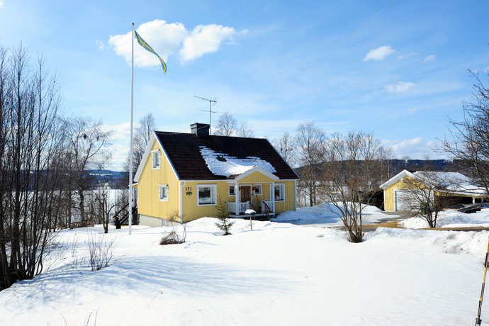 Vinterbild av huset.