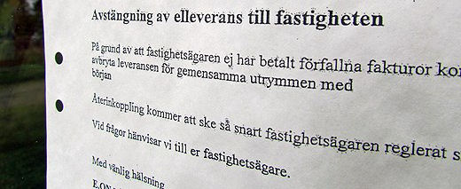 Elavbrott i fastigheten p.g.a. av fastighetsägaren inte betalar elräkningen (foto: SR/Anna Ahlström),