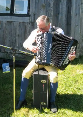 Hasse Åmansson håller konsert.