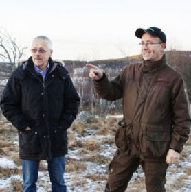 Bosse Lindroos och Stefan Maina berättar för ST om Holm Fiber. litratista: Evelina Ytterbom/ST.