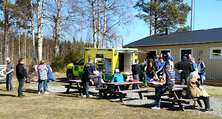Ambulanstransport från Holmvallen efter en hård ihopspark på planen.