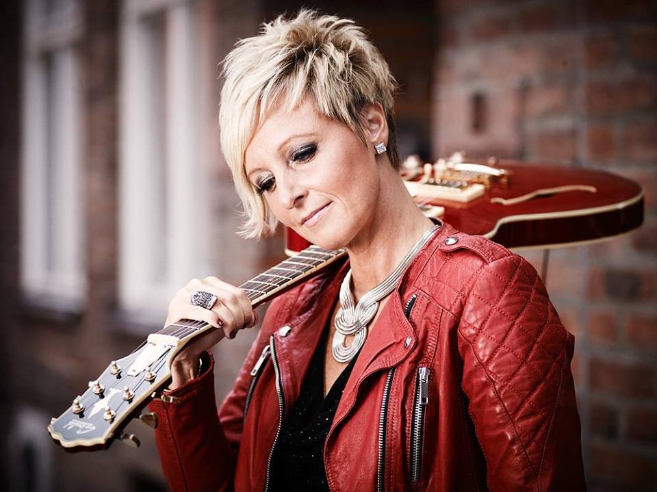 Jessica Falk mit seiner neuen Show, "Boots Jeans & Musical Dreams".
