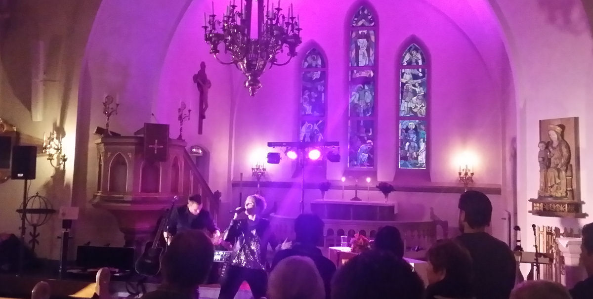 Se derrumba cuando Jessica Falk tenía un concierto en la iglesia.