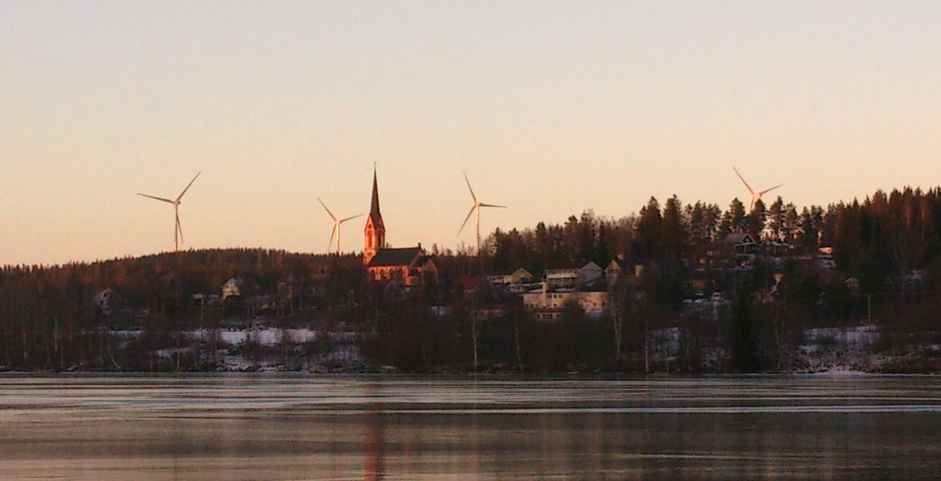 Nota's wind turbines and Holm's church