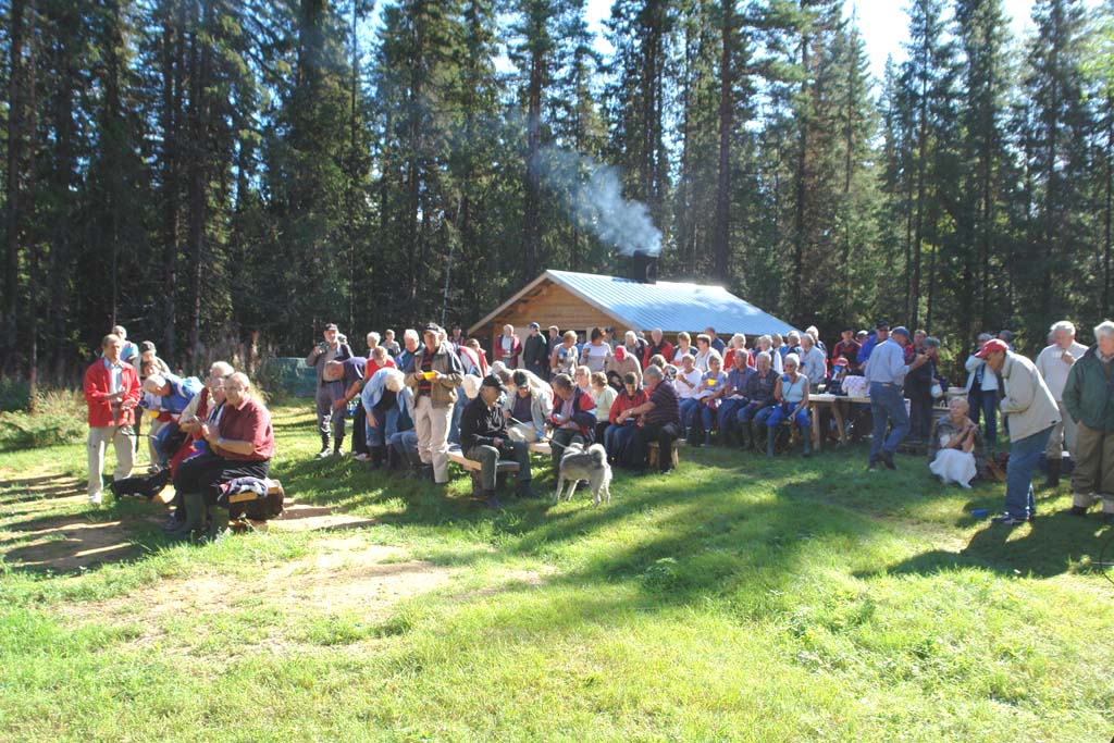Publikum bei storstensjobodarnas Einweihung 2006.