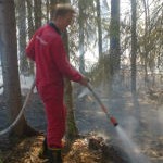 Part-time Firefighter Jonas Engman na lekken op het eiland in de Nortjärnsgårdarna i Vike.