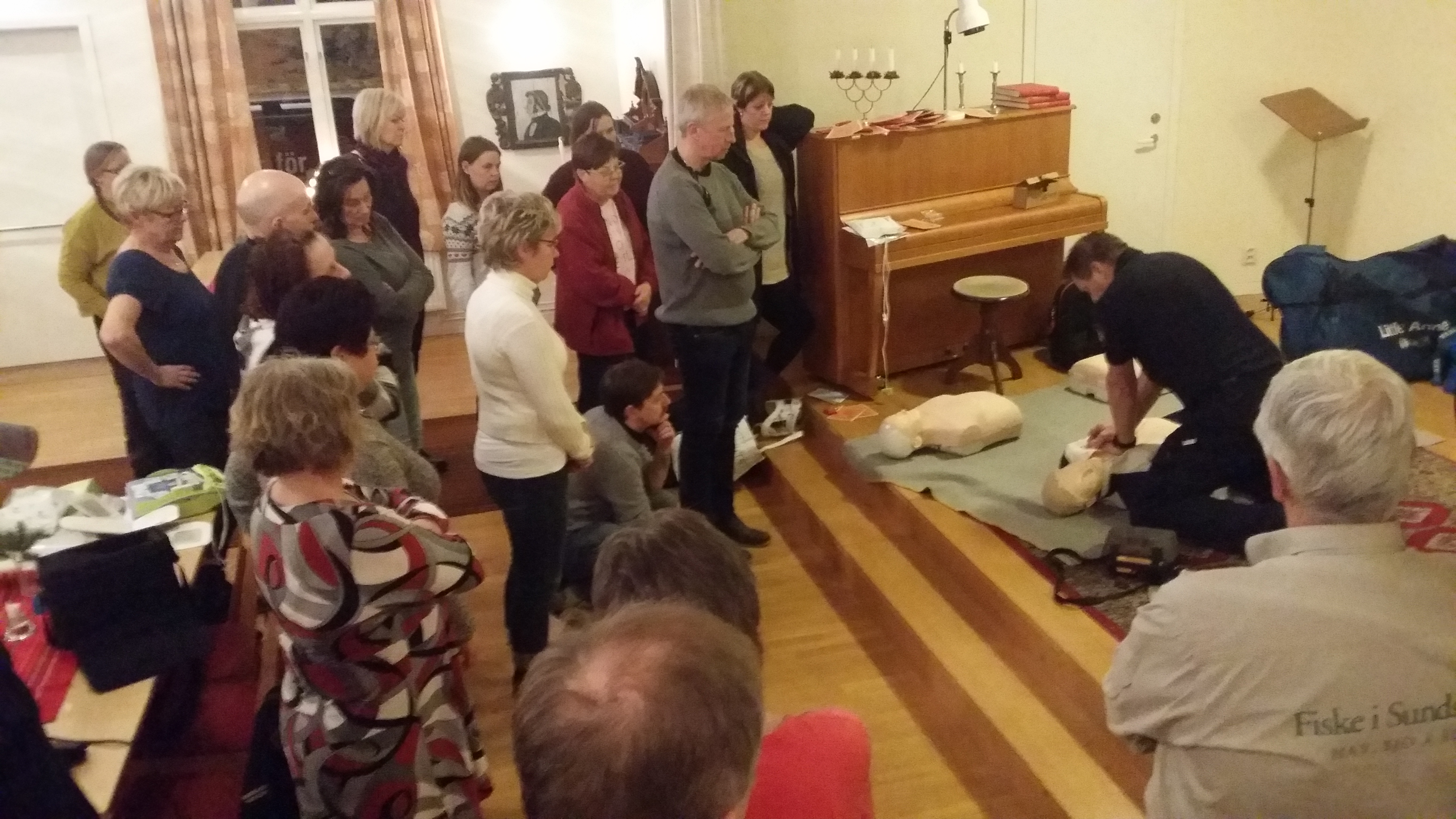 whakakitea Thomas Åslin CPR i runga i te whare pāriha.