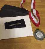 Medallas de plata para el equipo y un certificado de regalo para entrenar y el portero Peter Lind.