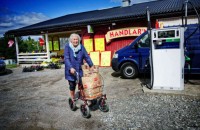 År 2011 slog butiken i Holm igen sina dörrar. Här med Hjördis med rollatorn utanför.