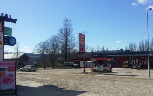Likaså står samtidigt Lidenmacken till salu på andra sidan vägen mitt i Liden.