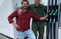 Niklas och pappa Max, som hjälpt till mycket under byggnationen, gläds åt att macken kommer igång och byborna kan ätnligen tanka igen i Holm. ఫోటో: Sveriges Radio.